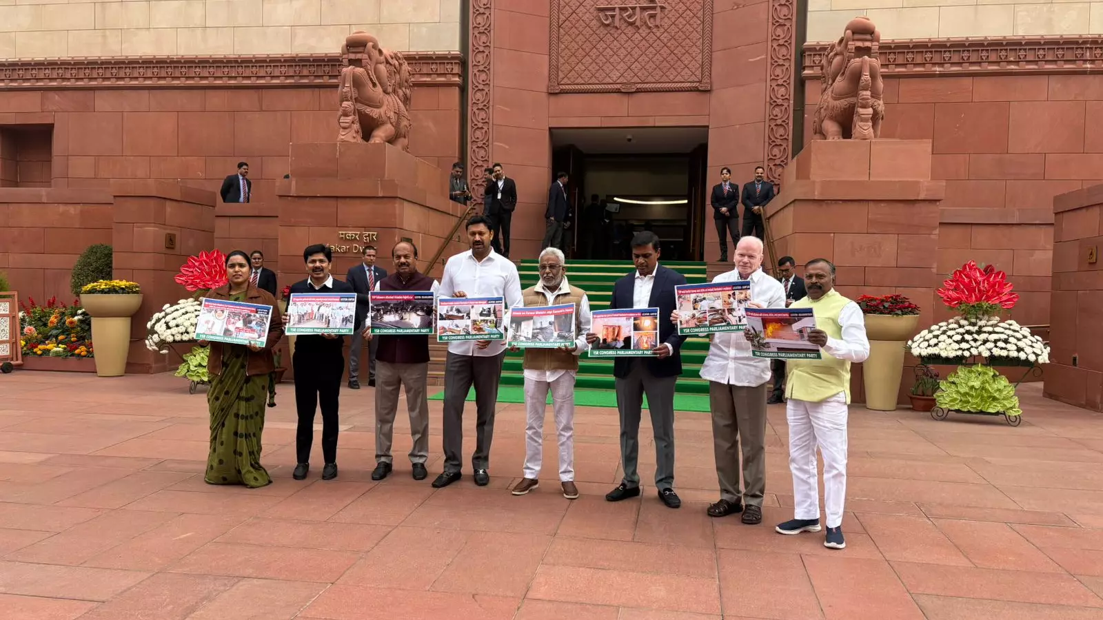 పార్లమెంటు ఆవరణలో వైసీపీ నిరసన పార్లమెంటు ఆవరణలో వైసీపీ నిరసన