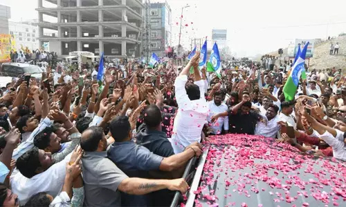 ysrcp chief  ys jagan has reached guntur