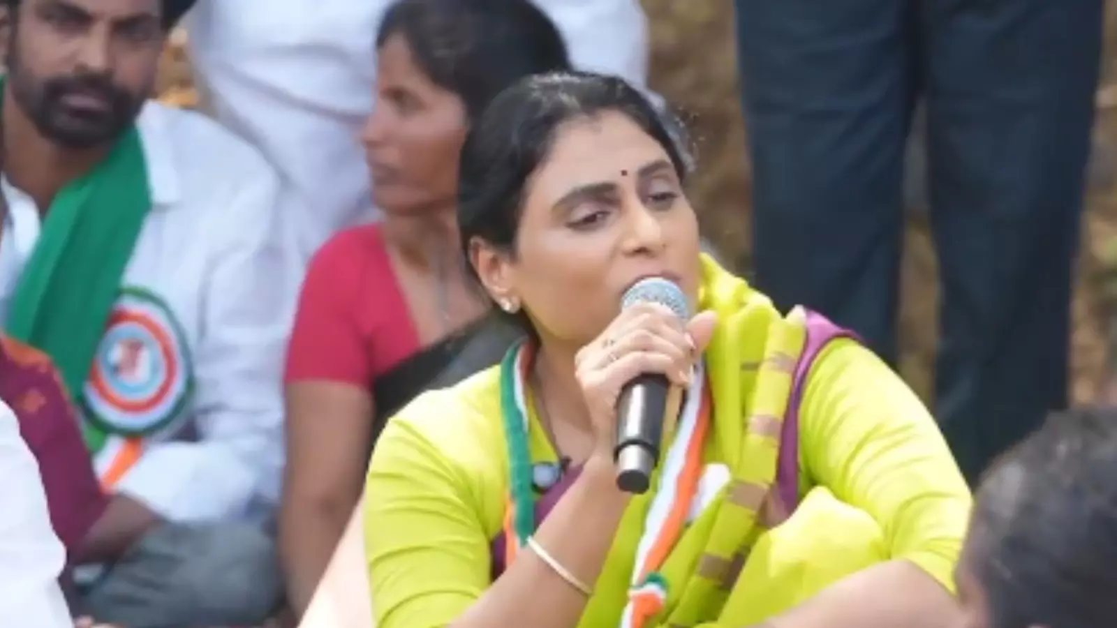 Ys Sharmila : పేదల పథకాన్ని నీరు గార్చడమెందుకు?