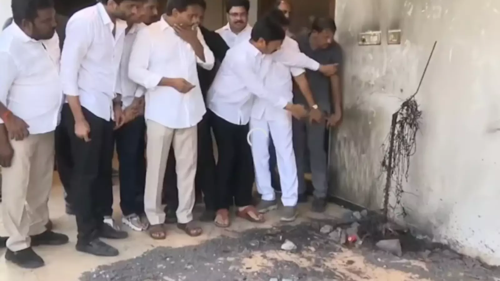 జోగి రమేష్ ఇంటిని పరిశీలించిన జగన్