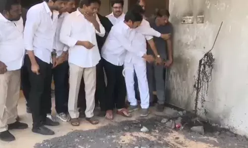 జోగి రమేష్ ఇంటిని పరిశీలించిన జగన్