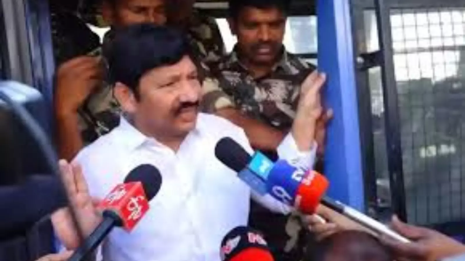 జోగి రమేష్ పై నాన్ బెయిల్ బుల్ కేసు