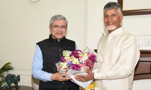 కేంద్ర మంత్రి అశ్విని వైష్ణవ్ తో చంద్రబాబు భేటీ