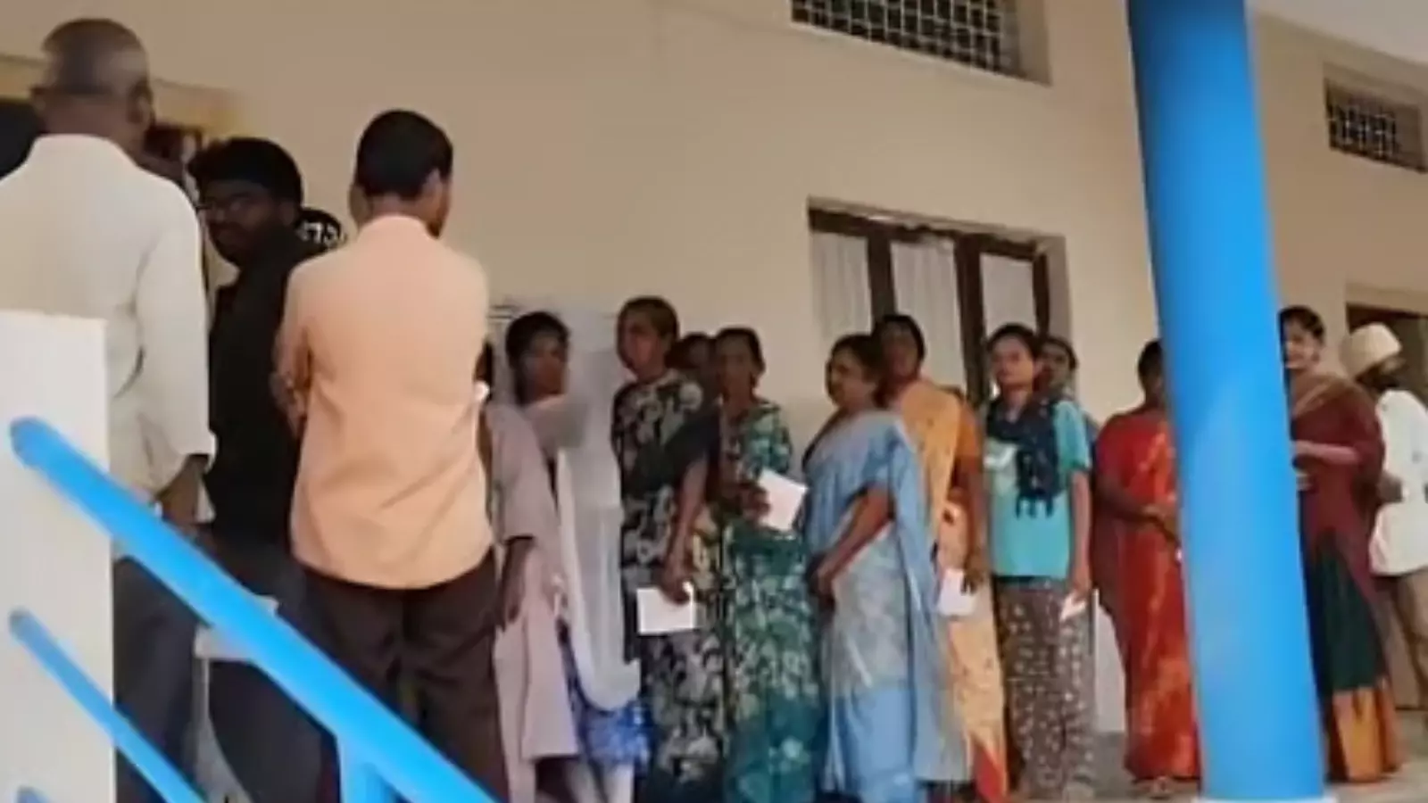 Telangana : కొనసాగుతున్న మున్సిపల్ ఎన్నికల పోలింగ్