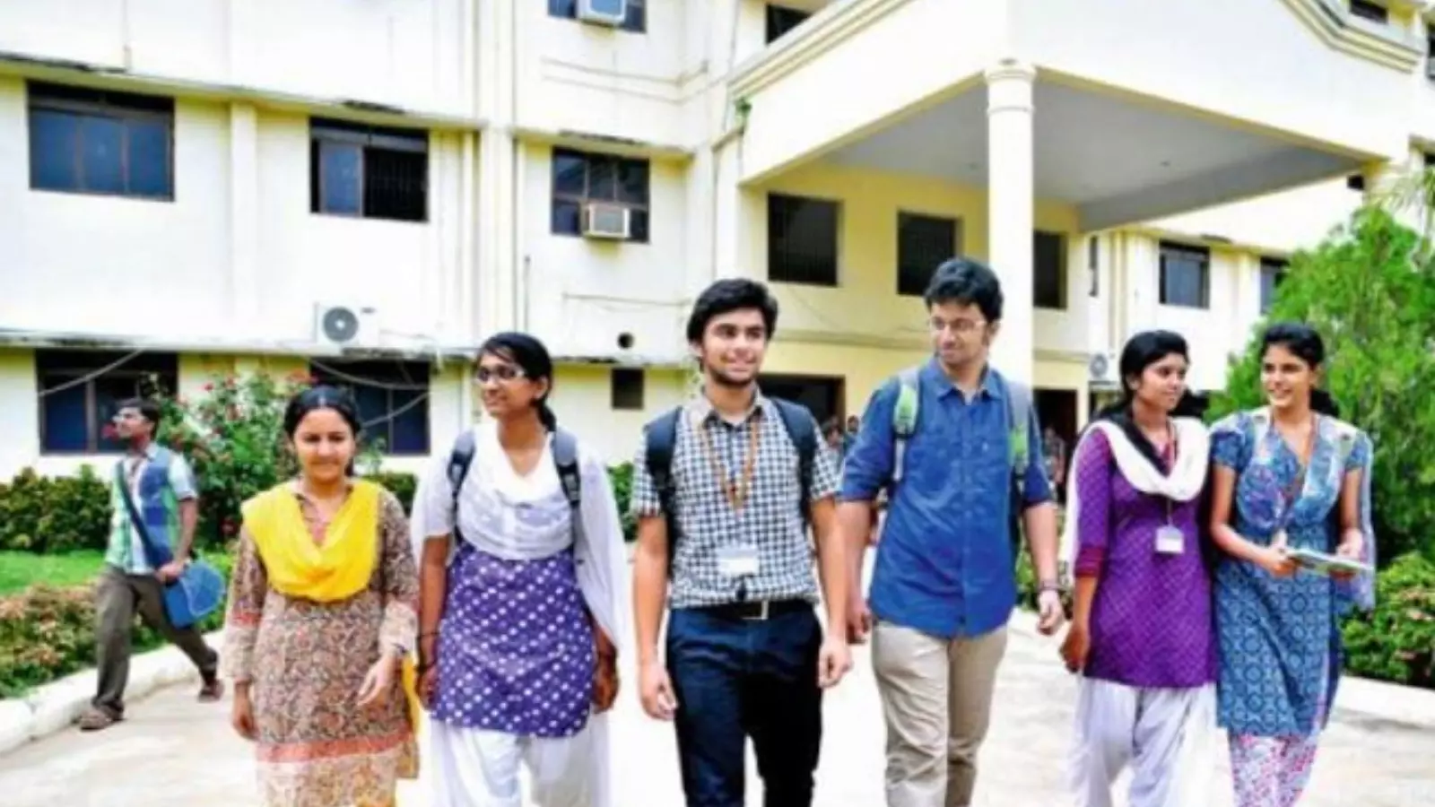 Telangana : ఇంజినీరింగ్ విద్యార్థులకు తీపికబురు.. భారీగా ఫీజులు తగ్గింపు