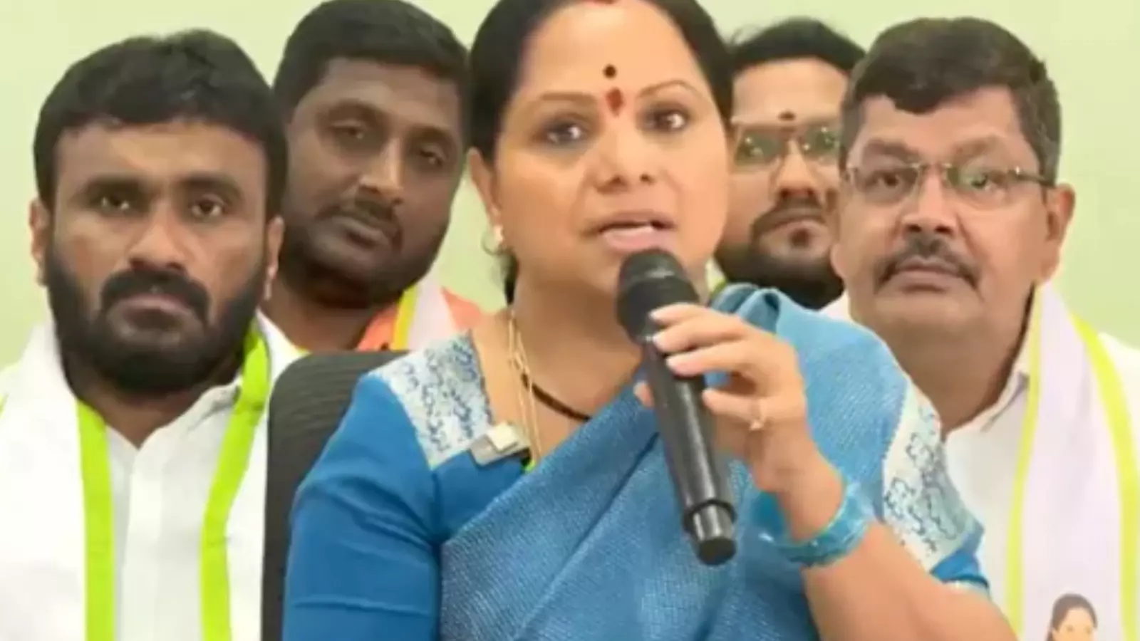 బీఆర్ఎస్ బీజేపీ తోకపార్టీగా మారుతుంది : కవిత బీఆర్ఎస్ బీజేపీ తోకపార్టీగా మారుతుంది : కవిత