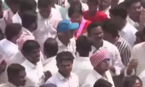 తొర్రూరు మున్సిపాలిటీ కార్యాలయం వద్ద ఉద్రిక్తత