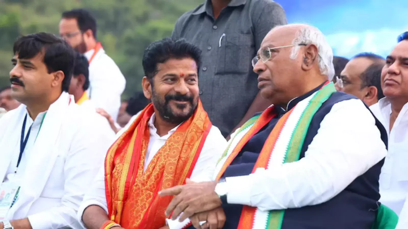 Telangana : నేడు ఢిల్లీకి కాంగ్రెస్ నేతలు.. అగ్రనేతల అత్యవసర సమావేశం Telangana : నేడు ఢిల్లీకి కాంగ్రెస్ నేతలు.. అగ్రనేతల అత్యవసర సమావేశం