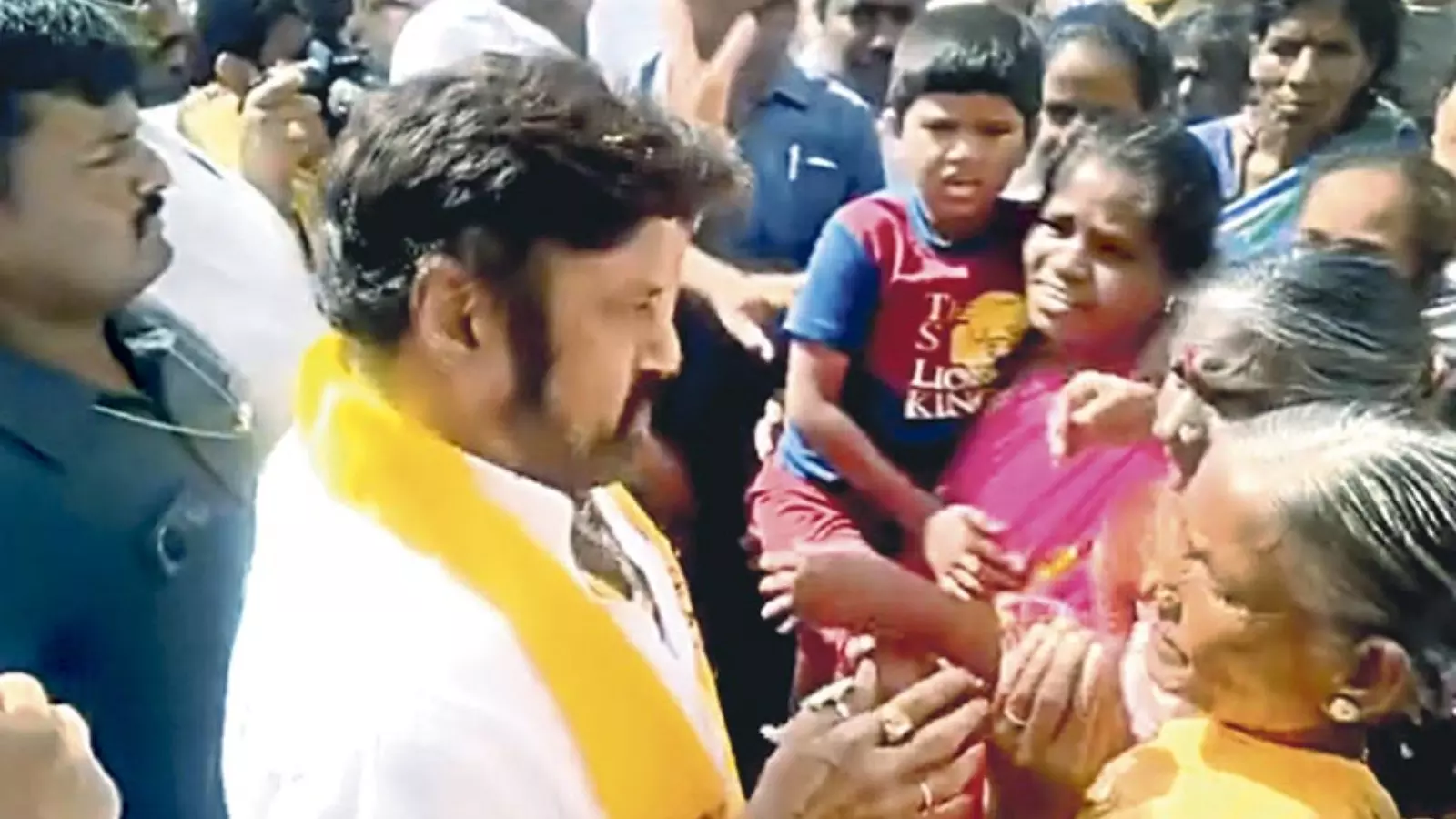 కార్యకర్త టీ స్టాల్ కు వెళ్లిన బాలకృష్ణ