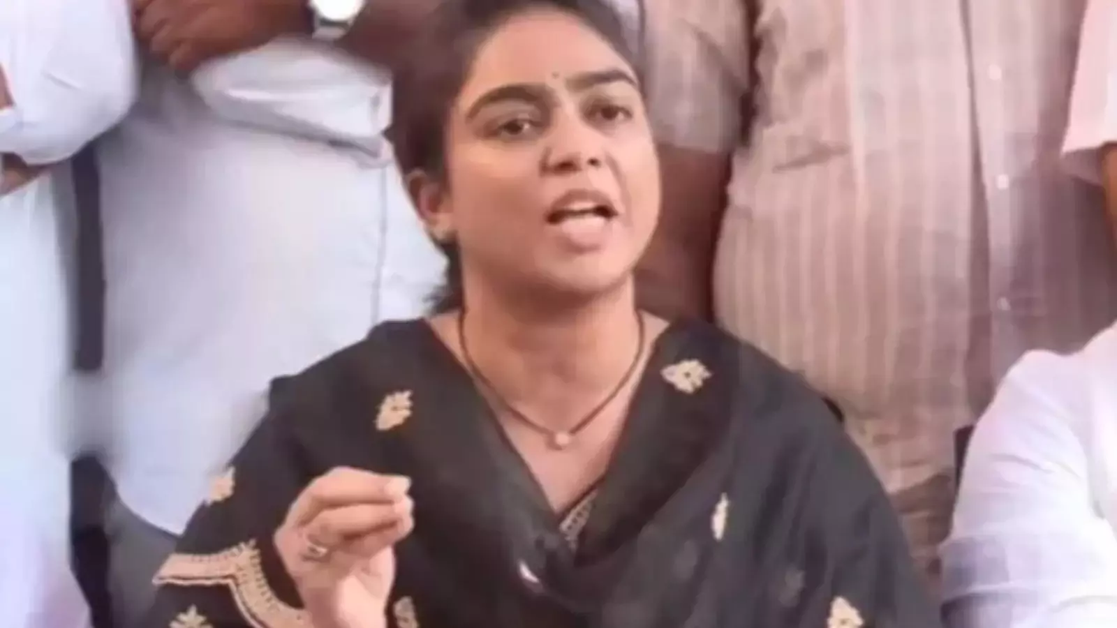 అంబటి కుమార్తె మౌనిక శాపనానార్థాలు