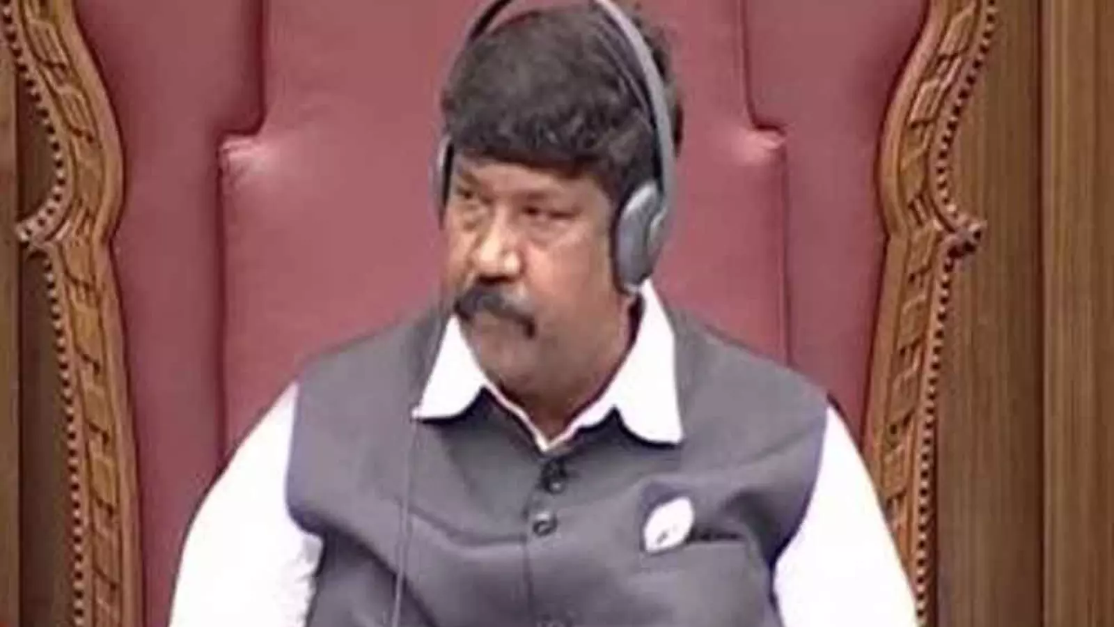 వైసీపీ ఎమ్మెల్సీలకు నోటీసులు వైసీపీ ఎమ్మెల్సీలకు నోటీసులు