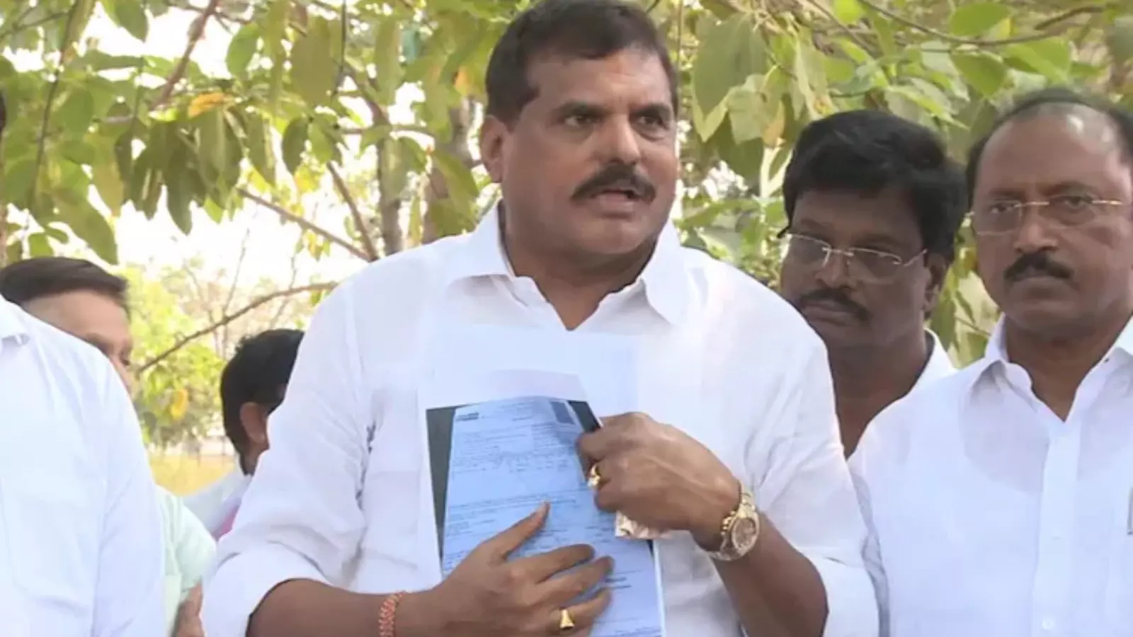 ప్రభుత్వం పాలనను గాలికి వదిలేసింది ప్రభుత్వం పాలనను గాలికి వదిలేసింది