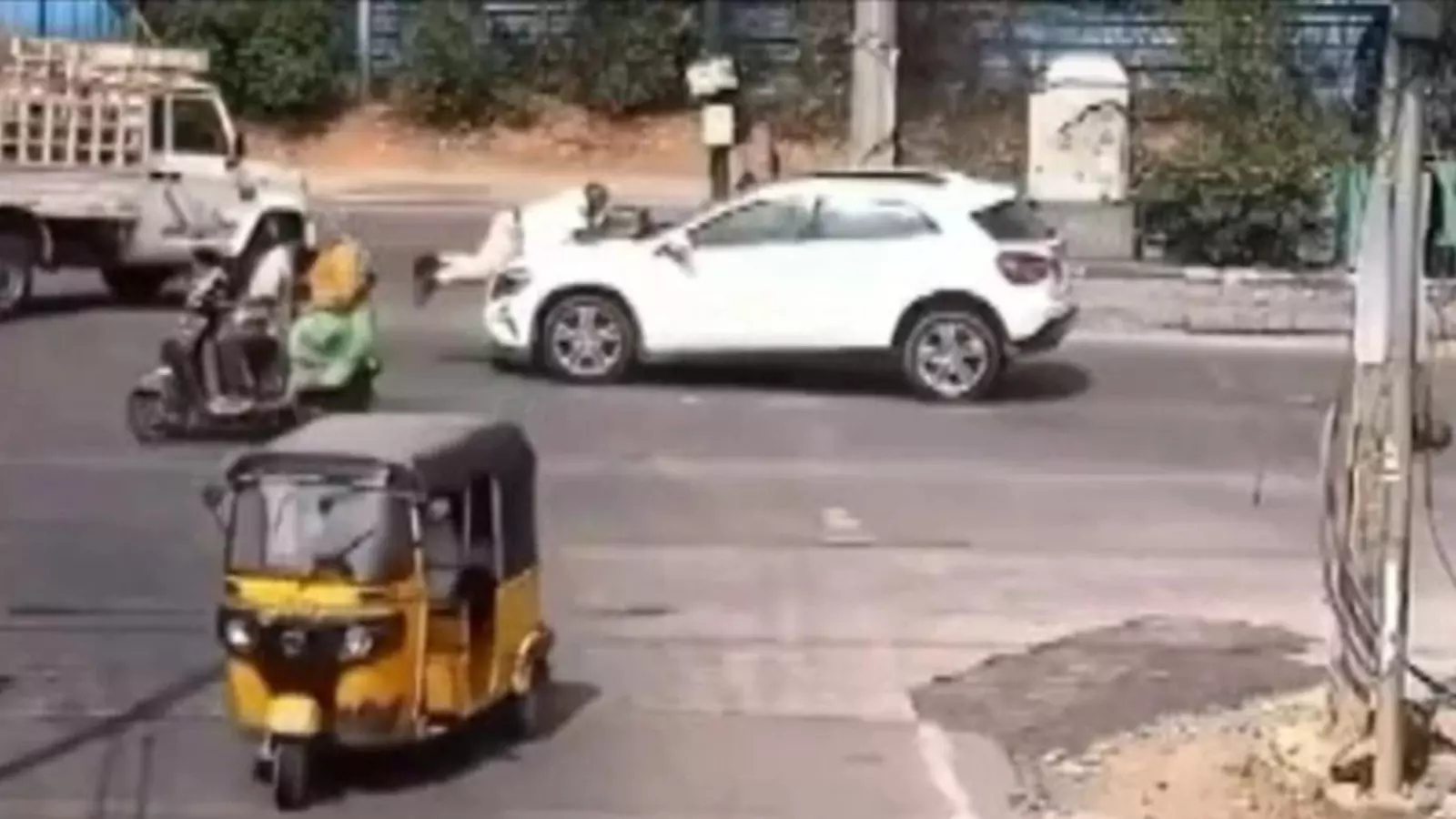 గచ్చిబౌలిలో హిట్ అండ్ రన్ కేసు నమోదు.. కానిస్టేబుల్ ను బ్యానెట్ పై ఉండగానే? గచ్చిబౌలిలో హిట్ అండ్ రన్ కేసు నమోదు.. కానిస్టేబుల్ ను బ్యానెట్ పై ఉండగానే?