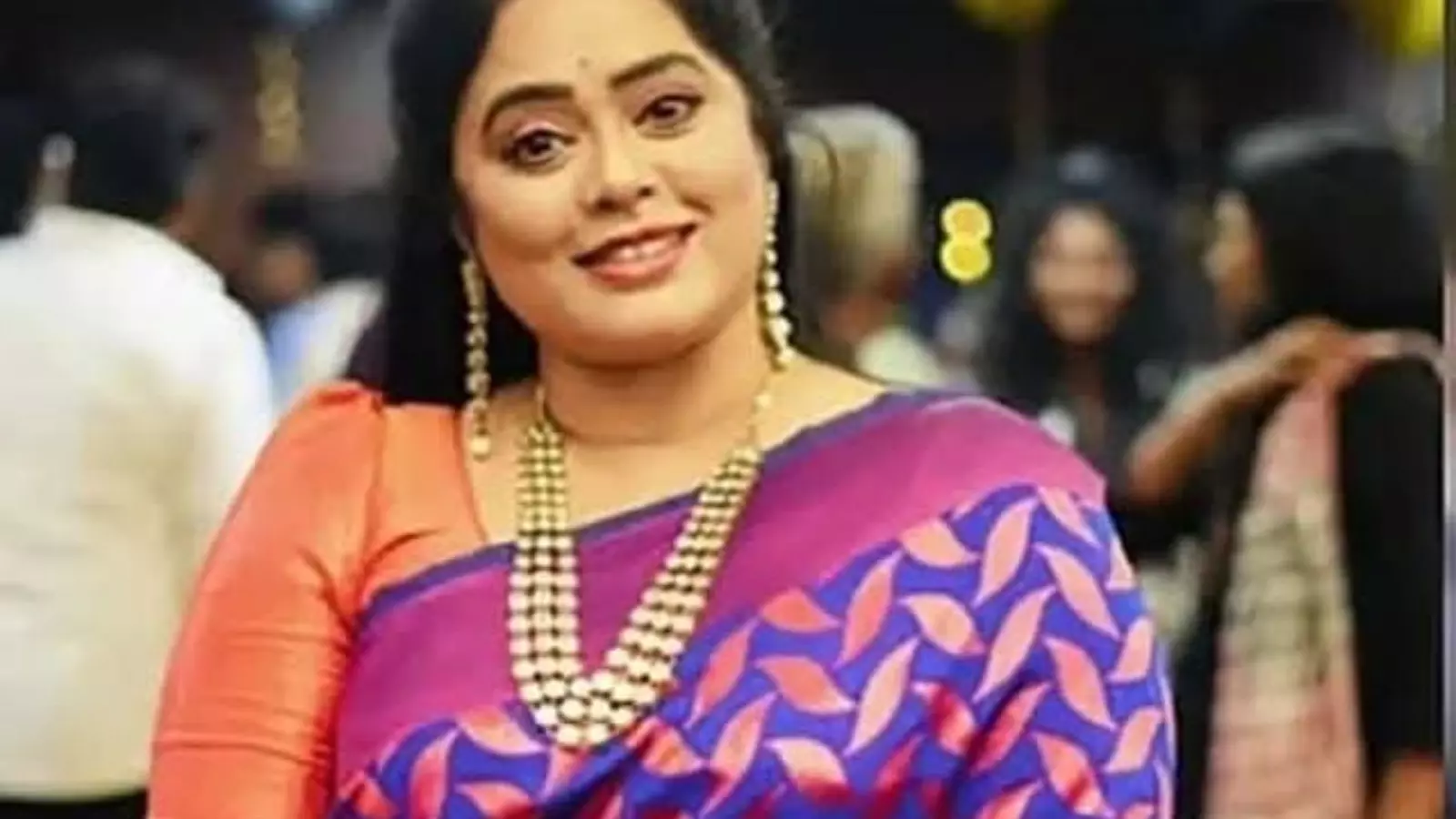 నటి దేవీప్రియ కారుకు ప్రమాదం