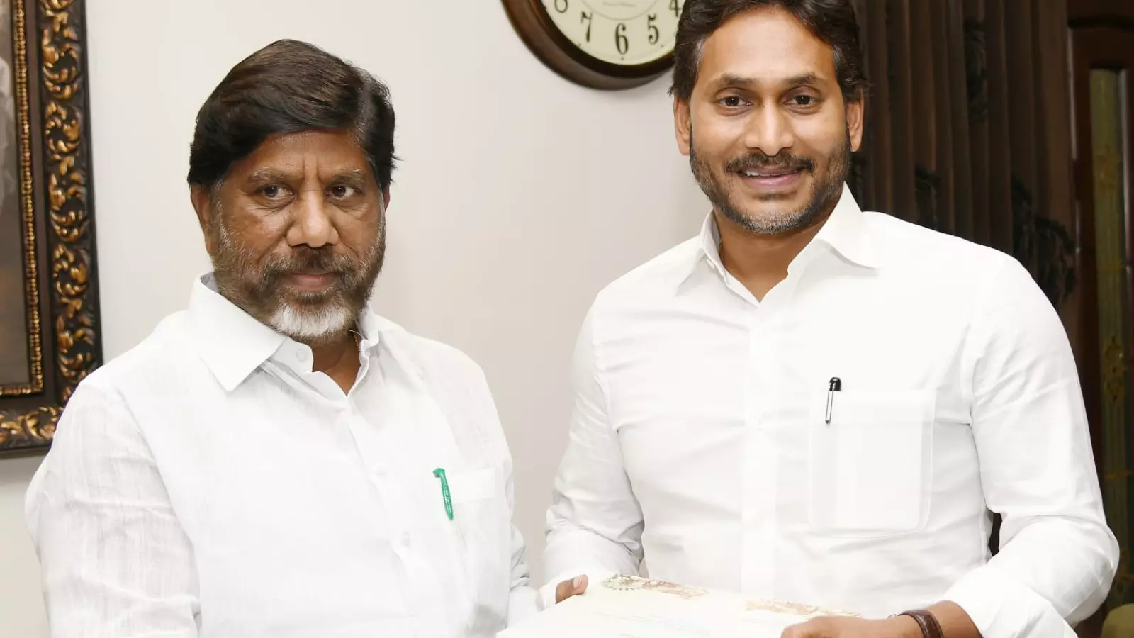జగన్ ను కలిసిన మల్లు జగన్ ను కలిసిన మల్లు