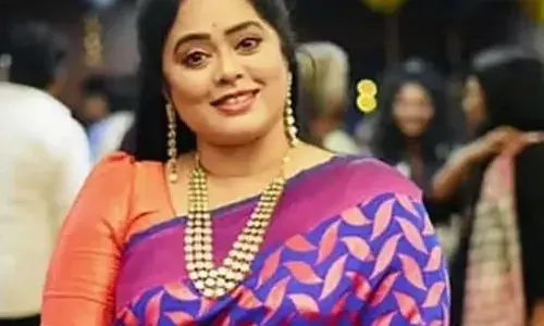 నటి దేవీప్రియ కారుకు ప్రమాదం నటి దేవీప్రియ కారుకు ప్రమాదం