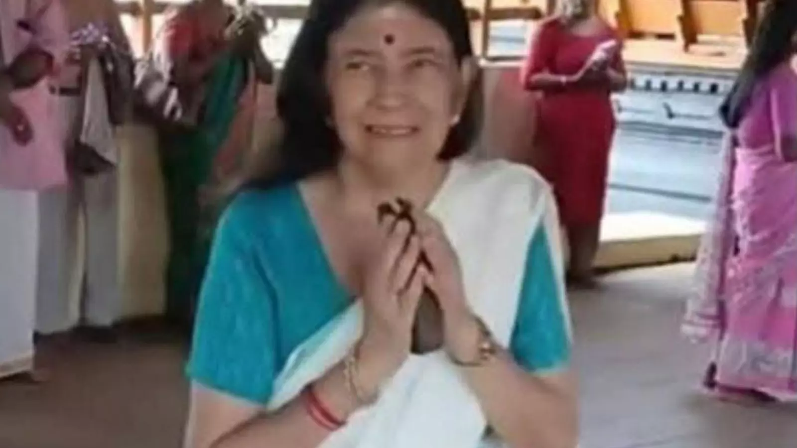 even though she is the ruler of a lakh crores, he comes to the temple with devotion and visits the god with simplicity