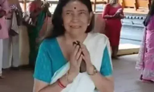 even though she is the ruler of a lakh crores, he comes to the temple with devotion and visits the god with simplicity