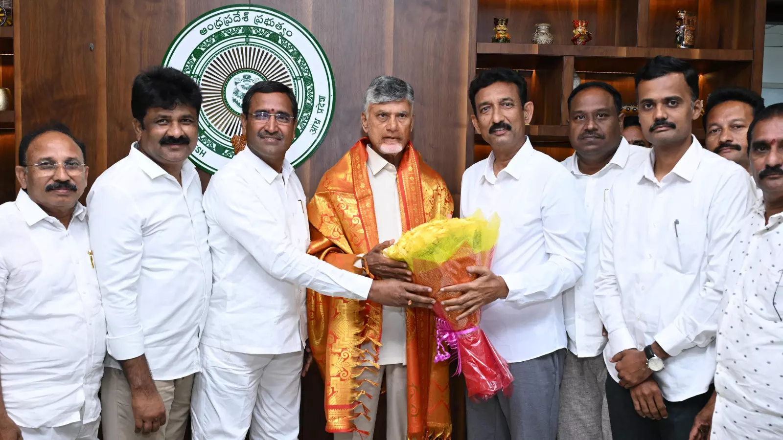 APNGO leaders meet chief minister chandrababu
