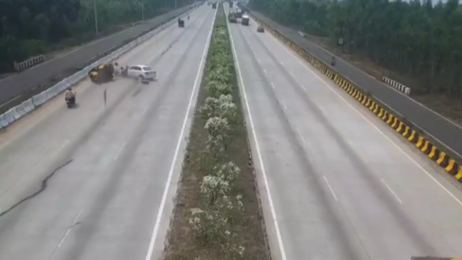 శ్రీకాకుళం జిల్లాలో ఘోర రోడ్డు ప్రమాదం.. సీసీ టీవీ విజువల్స్ చూస్తే?