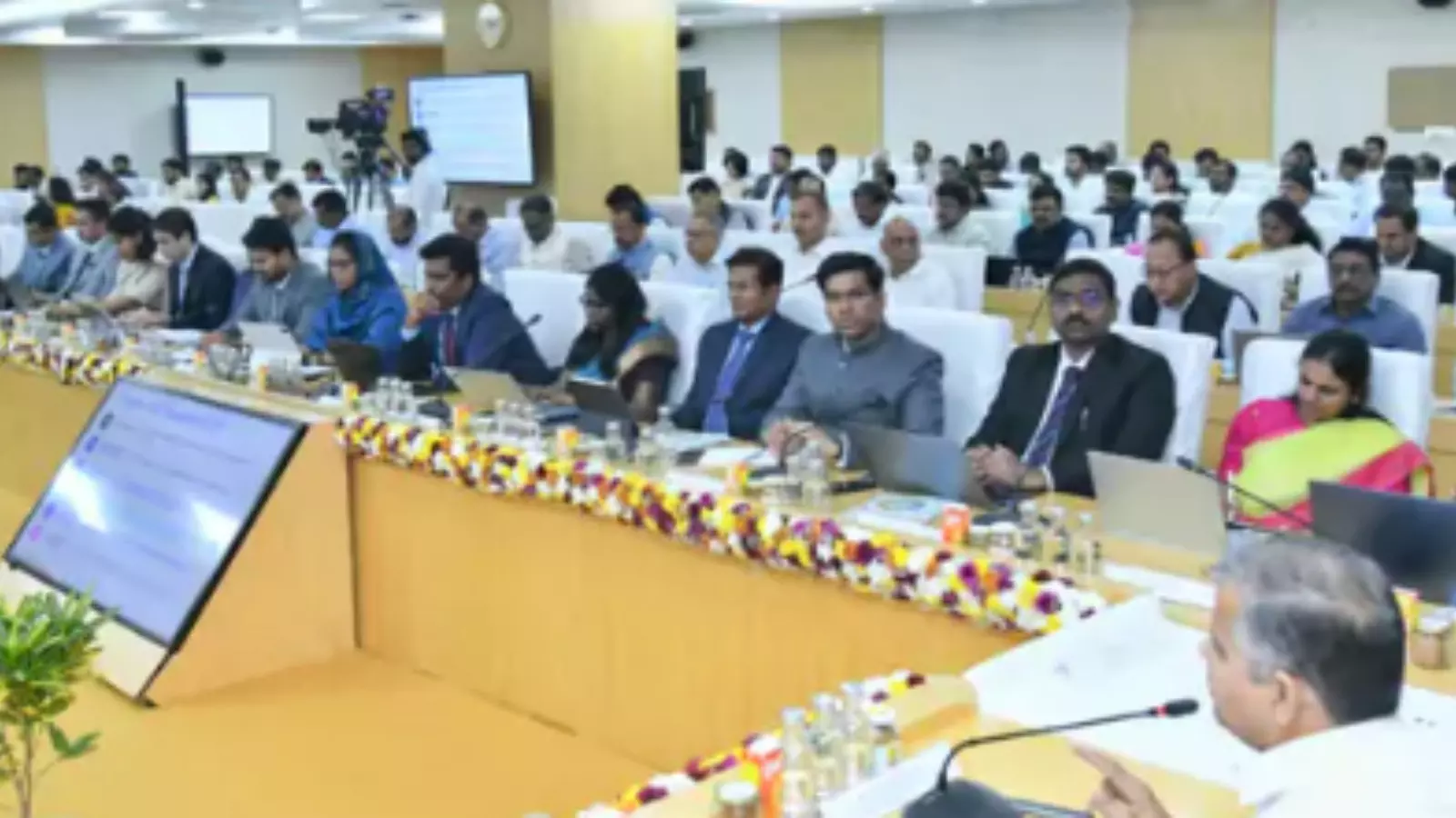 Andhra Pradesh : జిల్లా కలెక్టర్ల సమావేశంలో ఆదాయార్జన శాఖలపై సమీక్ష