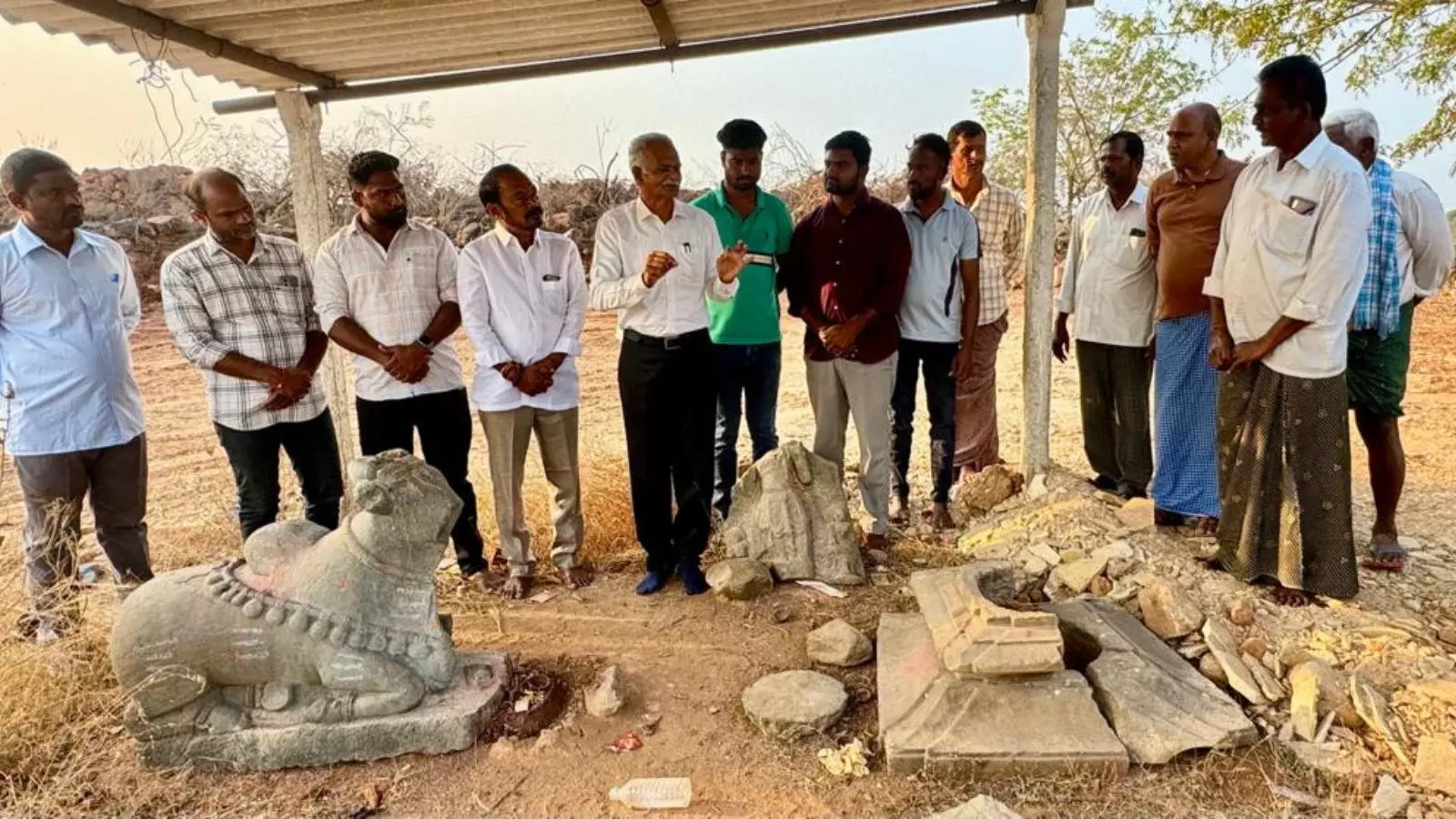 కాకతీయుల కాలపు శిధిల శివాలయం కాపాడాలి