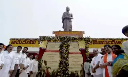 chief minister chandrababu  unveiled a huge statue of potti sriramulu in amaravati