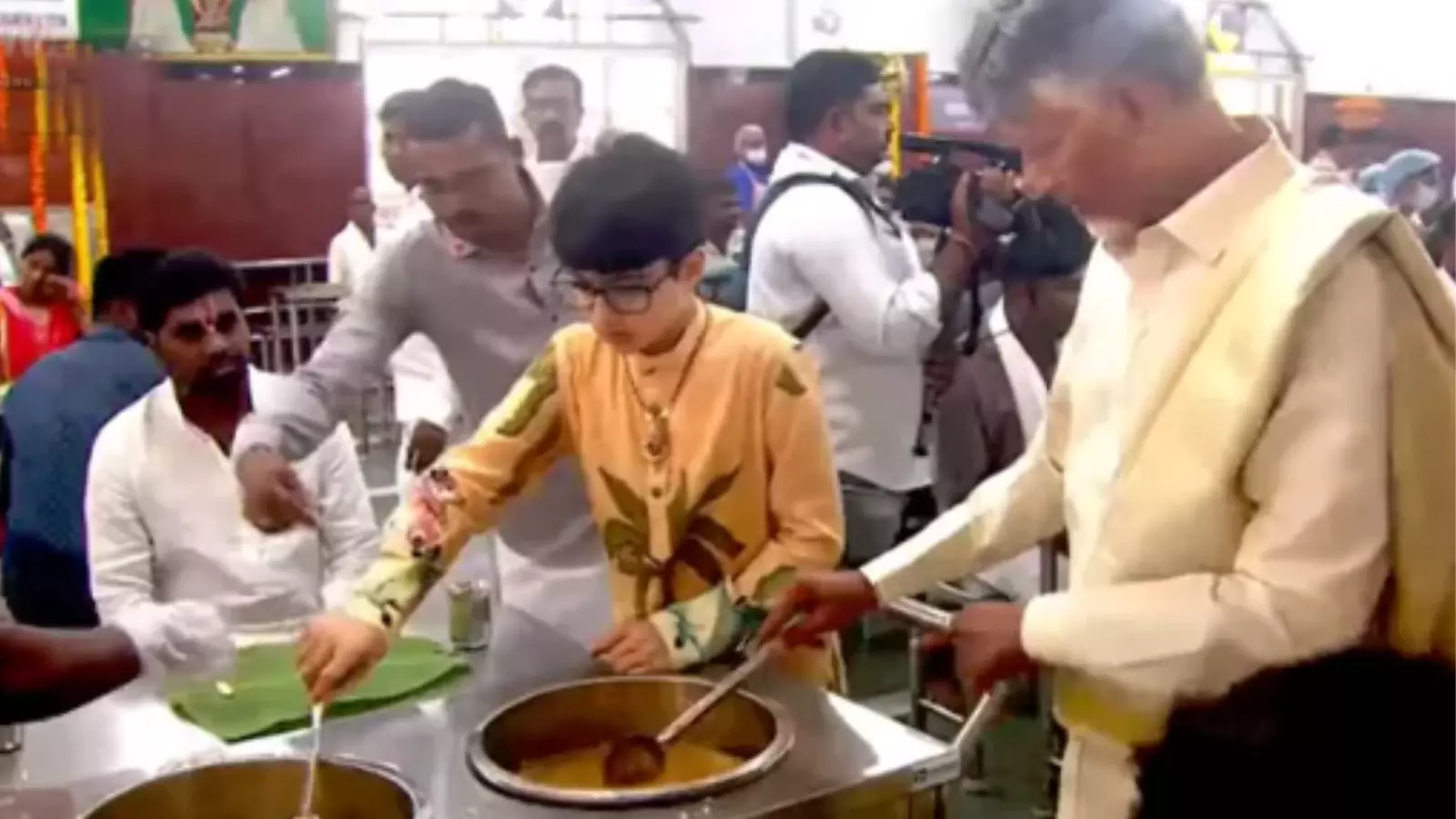 తిరుమలలో చంద్రబాబు కుటుంబం తిరుమలలో చంద్రబాబు కుటుంబం