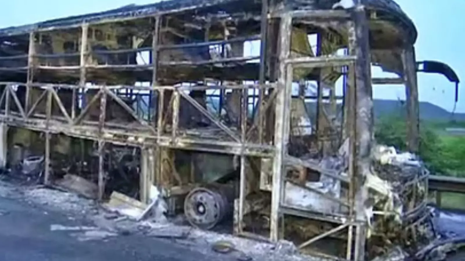 అగ్ని కీలల్లో ట్రావెల్స్ బస్సు