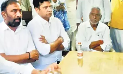 ministers meet with congress leader jeevan reddy in jagtial ministers meet with congress leader jeevan reddy in jagtial