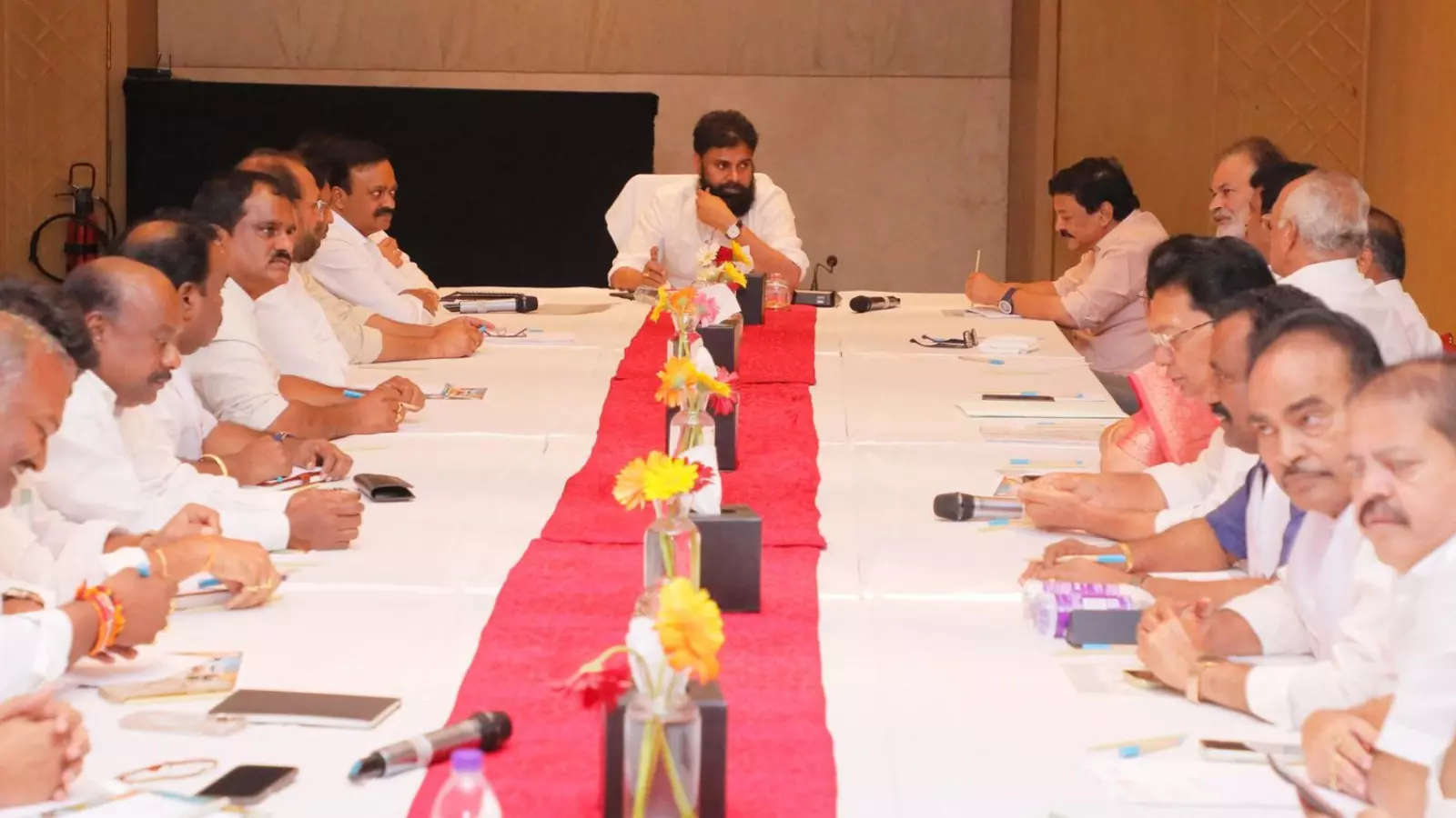 జనసేన ఎమ్మెల్యేల అసంతృప్తిని విన్న పవన్ కల్యాణ్