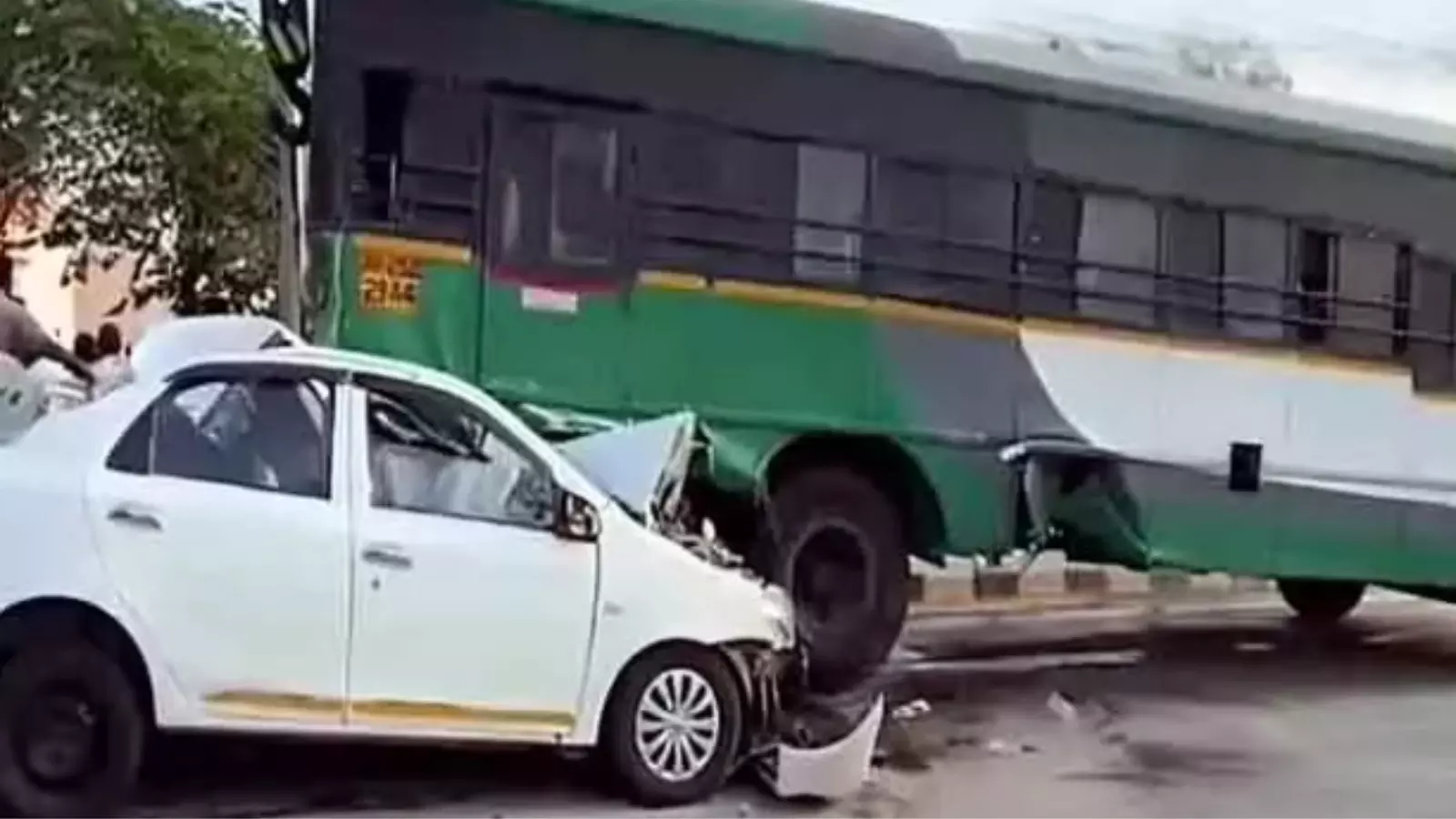 Road Accident : రోడ్డు ప్రమాదంలో ఒకే కుటుంబానికి చెందిన ముగ్గురి మృతి