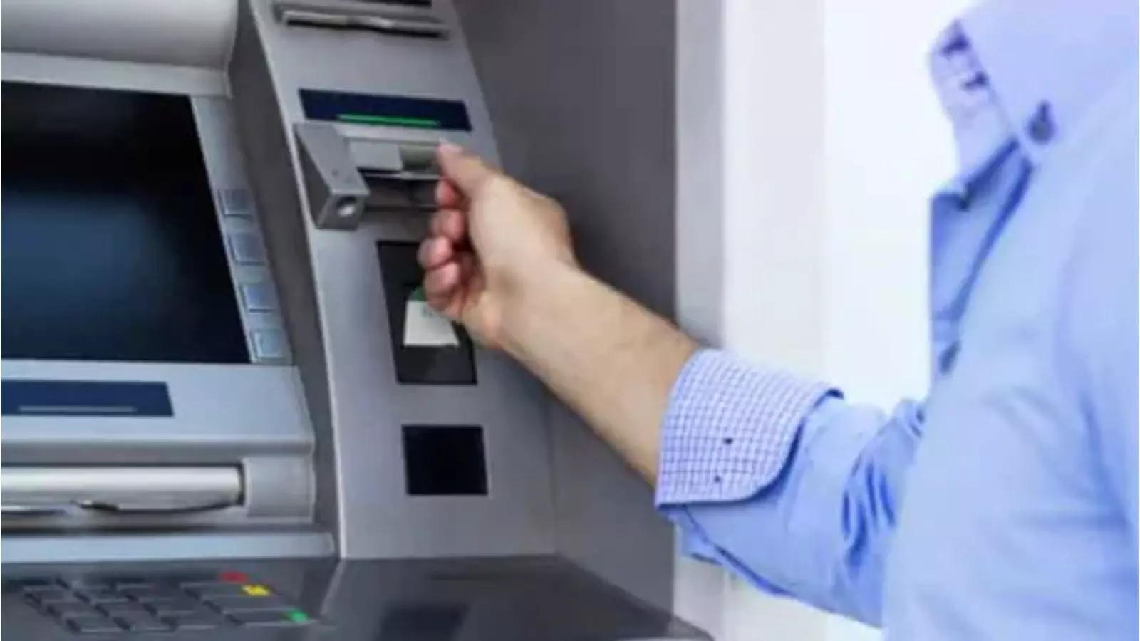 ఏటీఎంలో నగదు తీస్తున్నారా? అయితే మీ జేబులు ఖాళీ ఏటీఎంలో నగదు తీస్తున్నారా? అయితే మీ జేబులు ఖాళీ