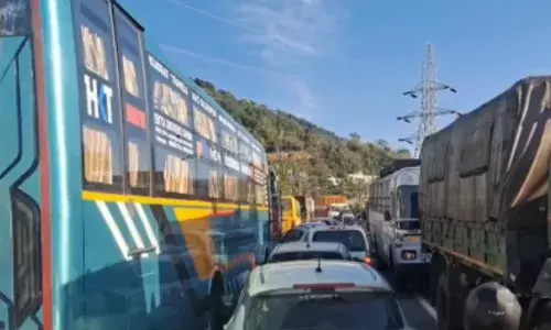 traffic on the jammu-srinagar highway has come to a complete standstill