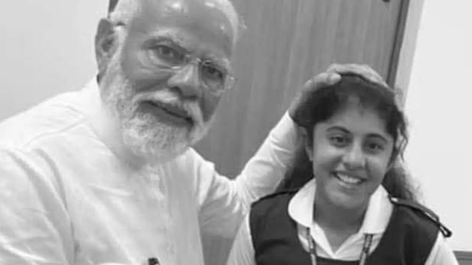 తెలంగాణ బాలికకు మోదీ హామీ