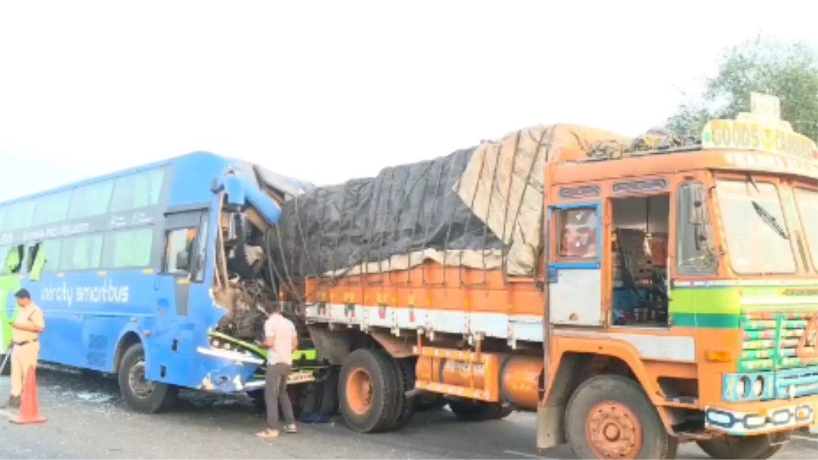 Bus Accident : ప్రయివేటు బస్సు ఢీ.. గాయాలతో బయటపడిన ప్రయాణికులు