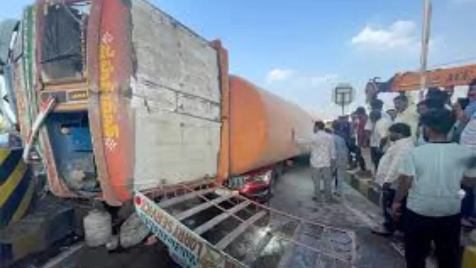 Road Accident : కారుపై ... ట్యాంకర్...ఘోర ప్రమాదం Road Accident : కారుపై ... ట్యాంకర్...ఘోర ప్రమాదం