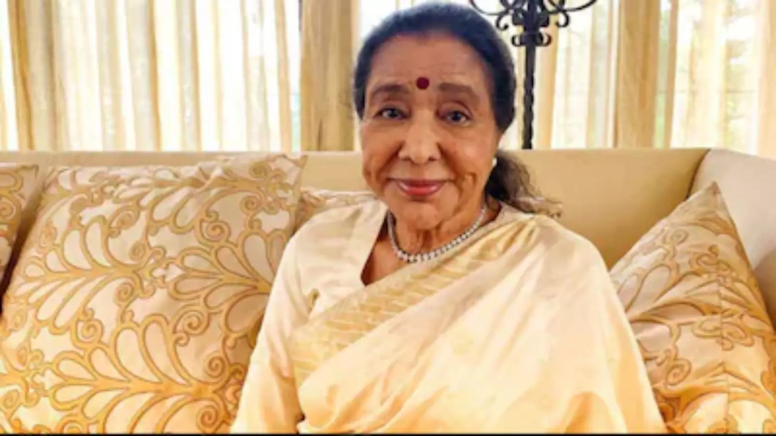 singer asha bhosle was rushed to the hospital by her family members after she suffered a heart attack