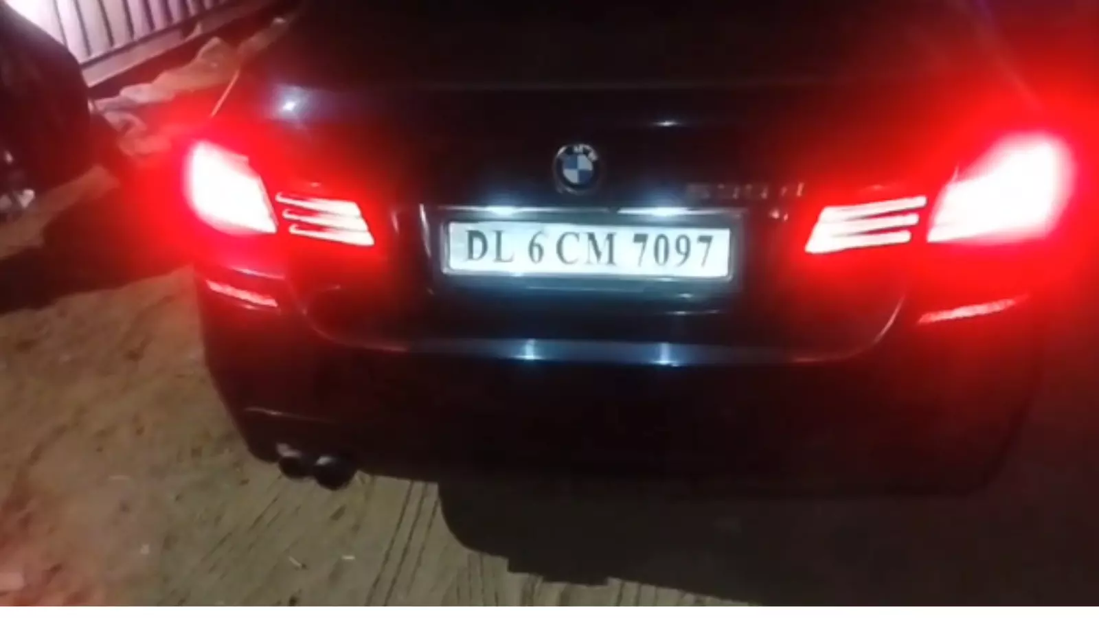 నెంబర్ ప్లేటు మారుస్తూ.. ట్రాఫిక్ పోలీసులను ఏమారుస్తూ... నెంబర్ ప్లేటు మారుస్తూ.. ట్రాఫిక్ పోలీసులను ఏమారుస్తూ...