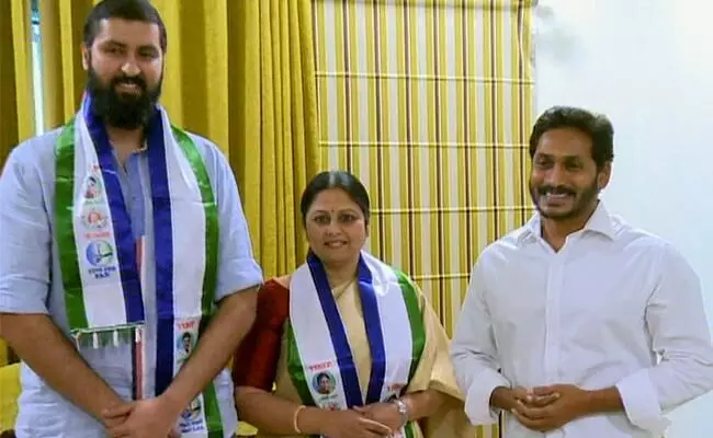 స్వంత ఇంటికి వచ్చినట్లుంది..!