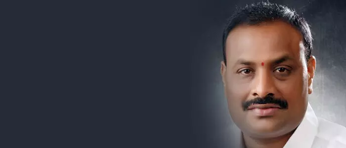 ఇద్దరు ఏపీ మంత్రుల వెనుకంజ