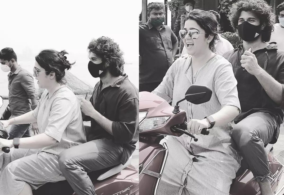 ఛార్మి – విజయ్ స్కూటీ రైడ్!