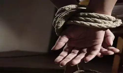 women kidnap eveteaser