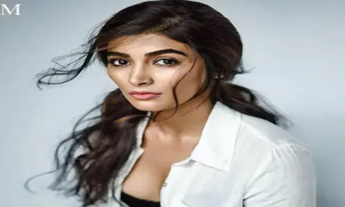 పూజ హెగ్డే pooja works for threee movie at a time