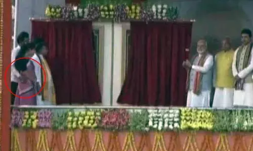 ప్ర‌ధాని కార్య‌క్ర‌మంలోనే మంత్రిపై వేదింపులు