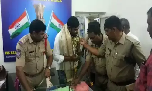 ఫ్రెండ్ బ‌ర్త్‌డేను పోలీస్ స్టేష‌న్ లో చేసిన ఫ్రెండ్లీ పోలీస్