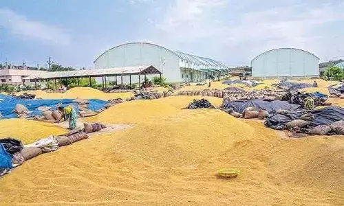 వ‌రి కుప్పపైనే ప్రాణం వ‌దిలిన రైత‌న్న‌