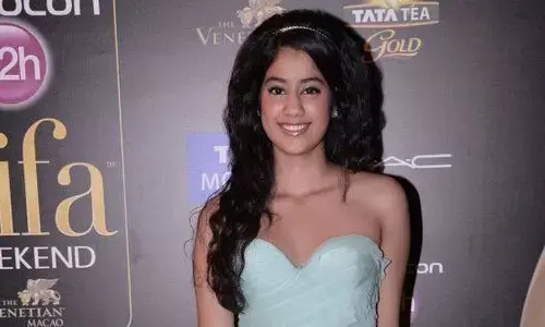 ఇలానే కిక్కెక్కిస్తావా… సినిమాల కోసం దాస్తావా?