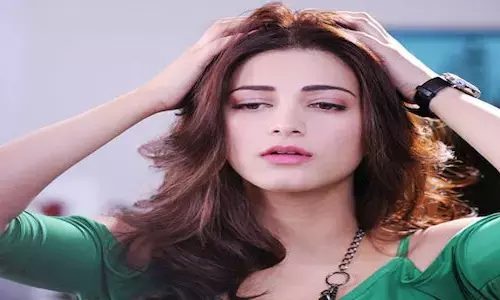 శ్రుతి హాసన్ పెగ్గు అవతల పెట్టింది