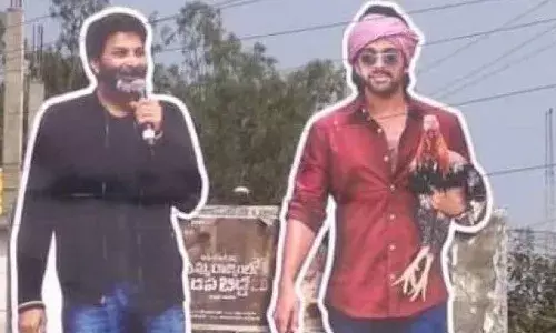 హీరో పక్కన చేరిన దర్శకుడు